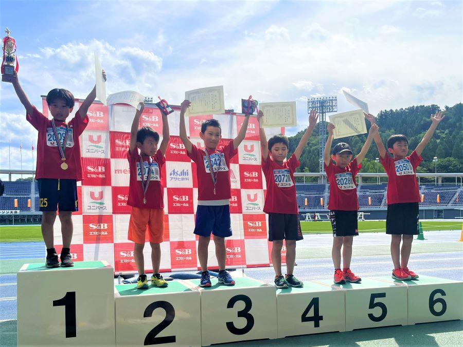 2年男子入賞の6名。1位から順に、鈴木くん、杣谷くん、丹代くん、田嶋くん、白川くん、女ヶ澤くん。