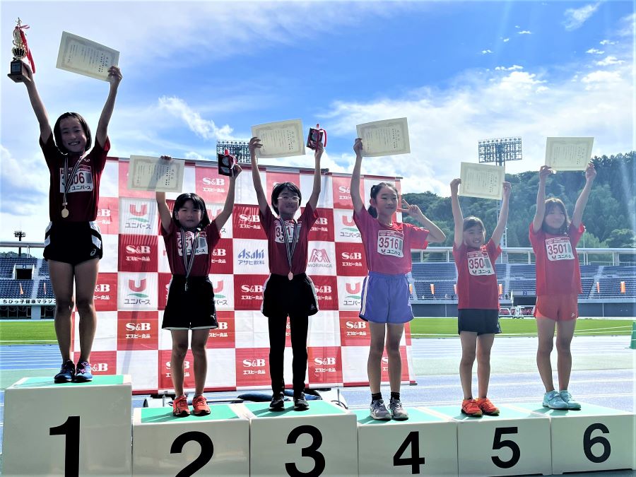 3年女子入賞の6名。1位から順に、木村心春さん、佐藤さん、白戸さん、斉藤さん、藤谷さん、木村心結さん。