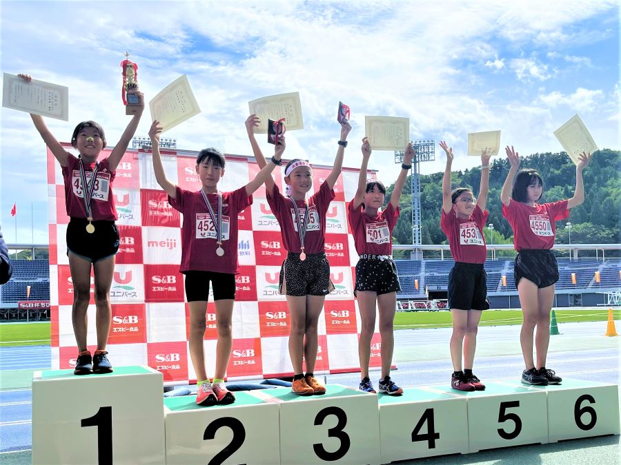 4年女子入賞の6名。1位から順に、山本さん、須藤さん、鈴木さん、其田さん、羽鳥さん、斎藤さん。