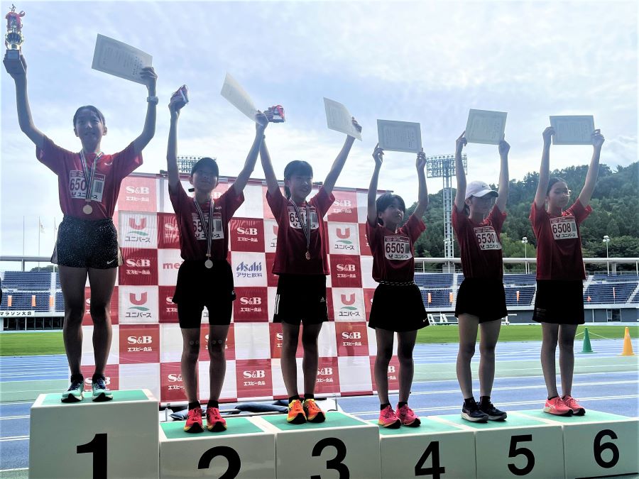6年女子入賞の6名。1位から順に、千葉杏奈さん、浜田さん、白濱さん、本間さん、千葉怜美花さん、榎林さん。
