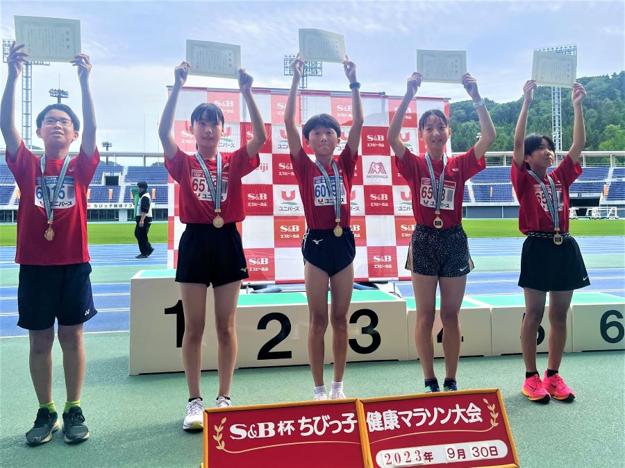 皆勤賞を受賞された5名。