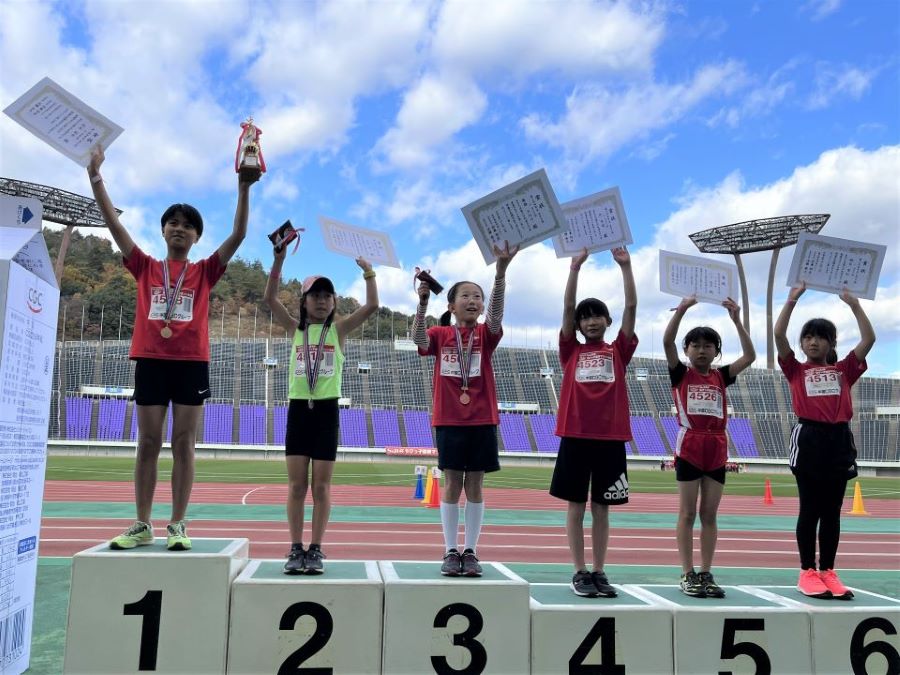 4年女子は岡本さんが優勝、2位は平本さん、3位は藤森さん、所さん、川口さん、蝉谷さんと続いた。