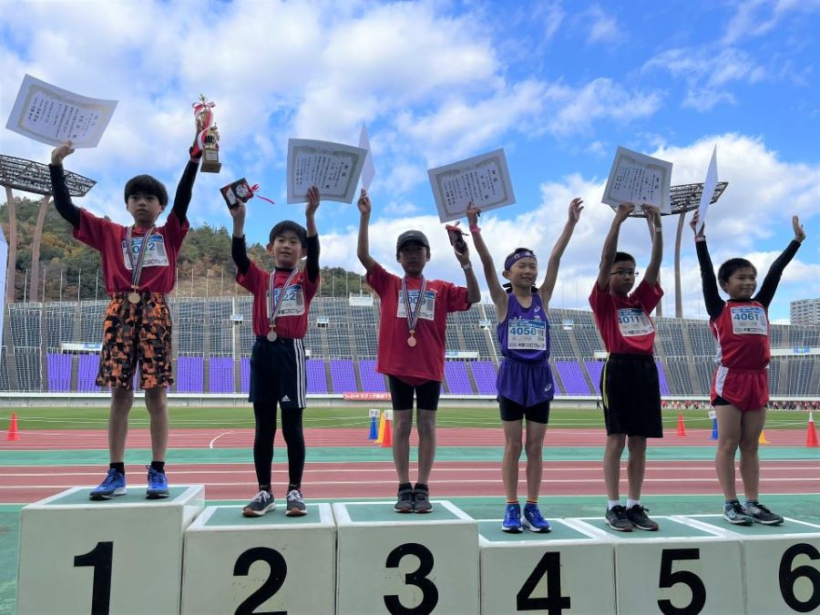 4年男子は西岡くんが優勝、2位は川本くん、3位は三藤くん、秦くん、近藤くん、河野くんと続いた。