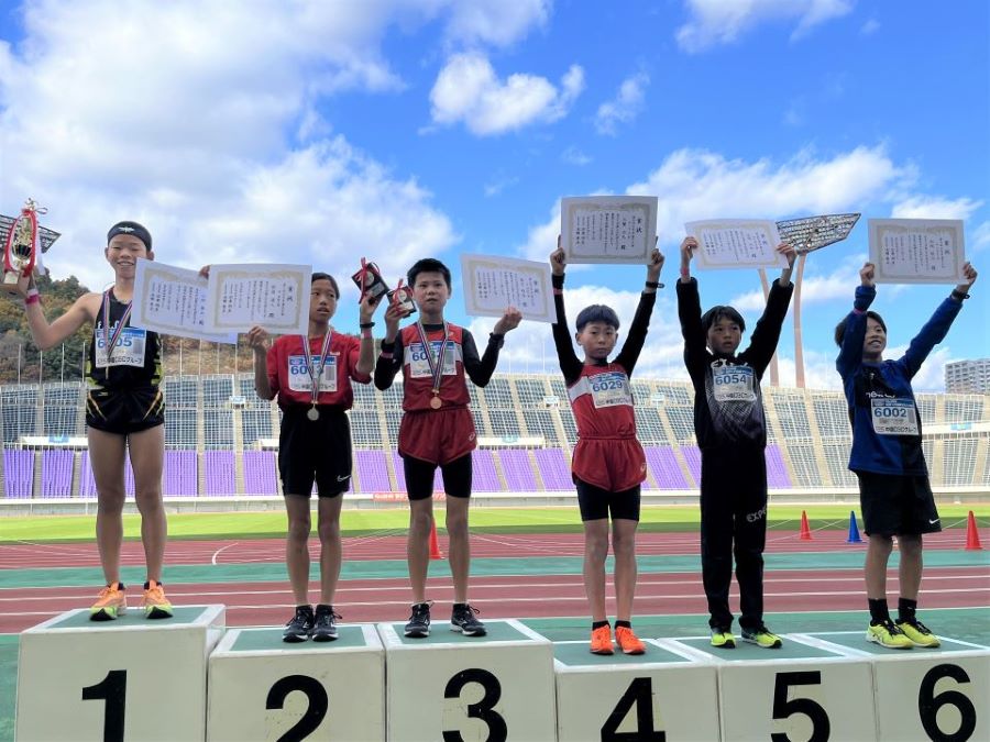 6年男子は小野くんが優勝、2位は新屋くん、3位は春日くん、大繁くん、花岡くん、松岡くんと続いた。