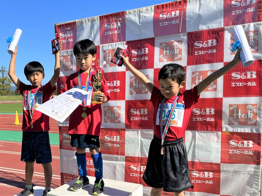 1年男子入賞の3名。1位から順に、山下くん、生田くん、森山くん。