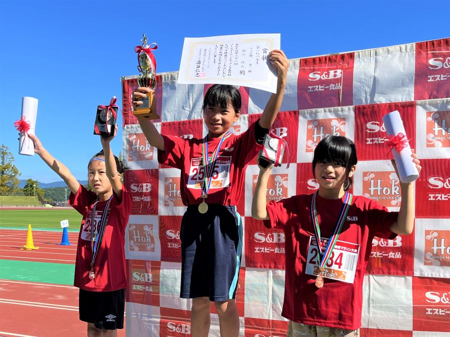 2年女子入賞の3名。1位から順に、瀬川さん、山本さん、井上さん。