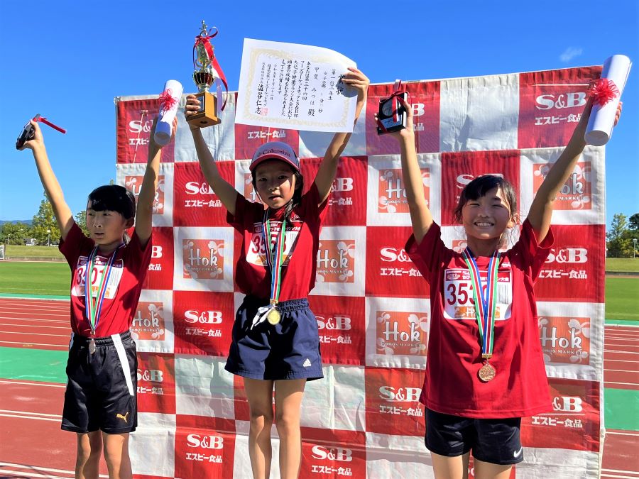 3年女子入賞の3名。1位から順に、甲斐さん、仲田さん、小原さん。