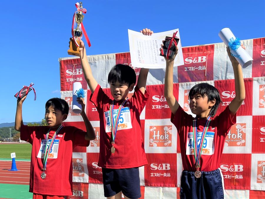 4年男子入賞の3名。1位から順に、篠原くん、森江くん、谷口くん。