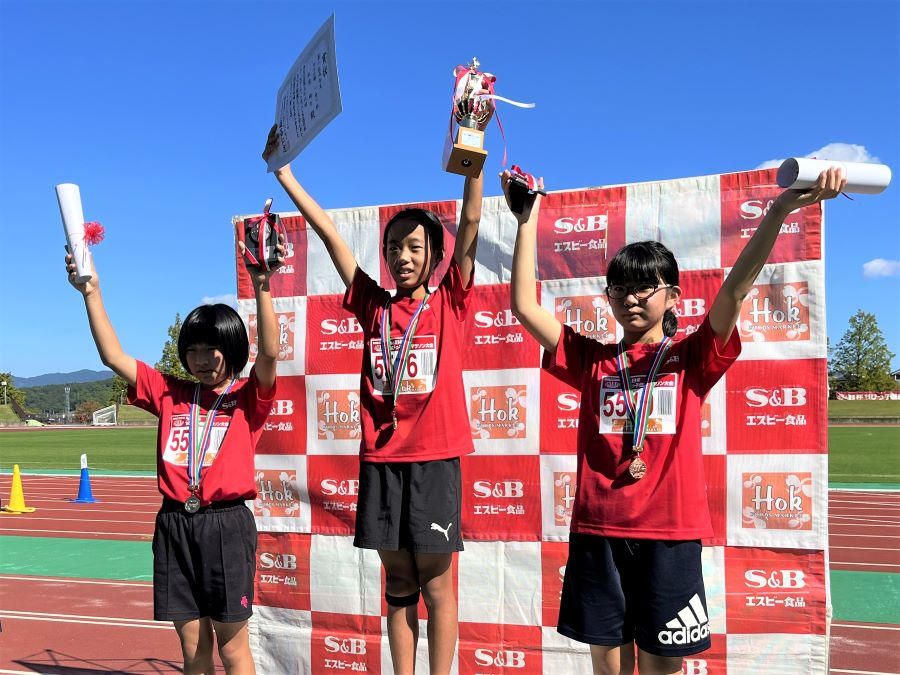 5年女子入賞の3名。1位から順に、松浦さん、園山さん、小早川さん。