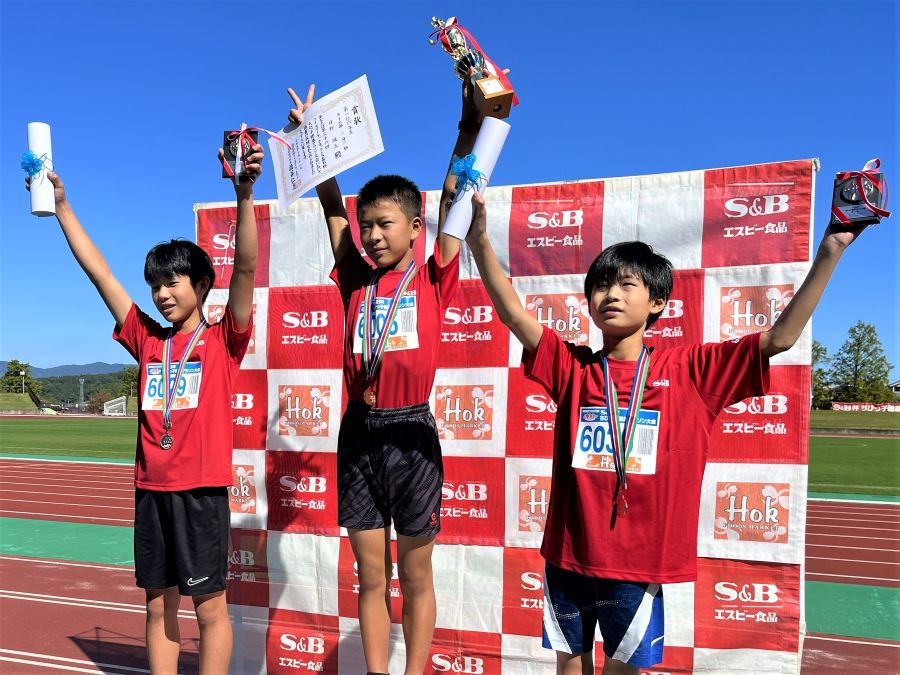6年男子入賞の3名。1位から順に、日野くん、内藤くん、藤田くん。