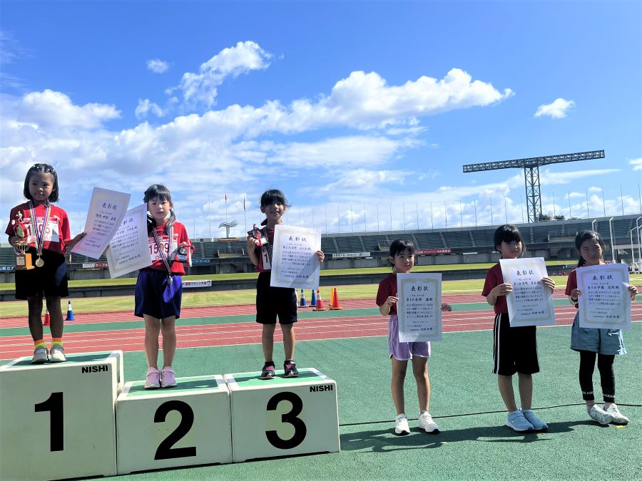 1年女子入賞の6名。1位から順に、神保さん、村橋さん、西野さん、長岡さん、黒崎さん、伊藤さん。