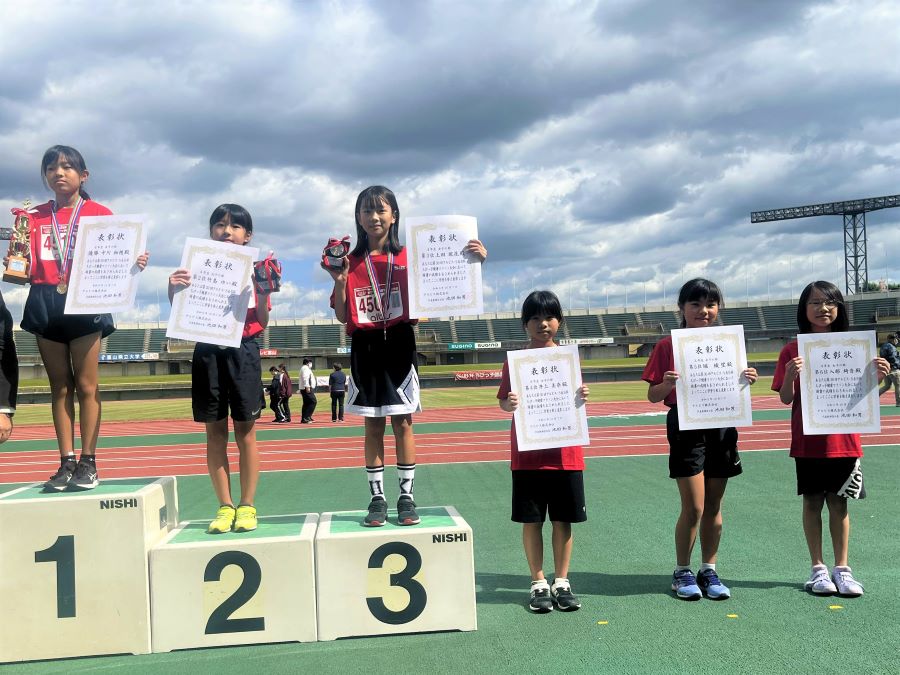 4年女子入賞の6名。1位から順に、中川さん、竹島さん、上田さん、井上さん、堀さん、入部さん。
