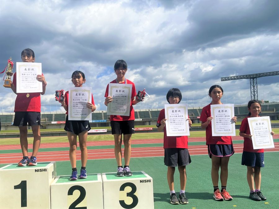 6年女子入賞の6名。1位から順に、谷口さん、神原さん、井上さん、高越さん、砂川さん、福留さん。