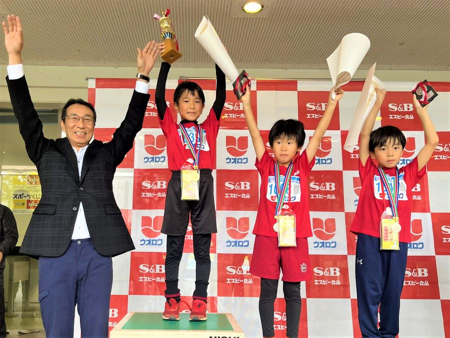 1年男子優勝は村山くん。2位は諏訪間くん、3位は木津くん。