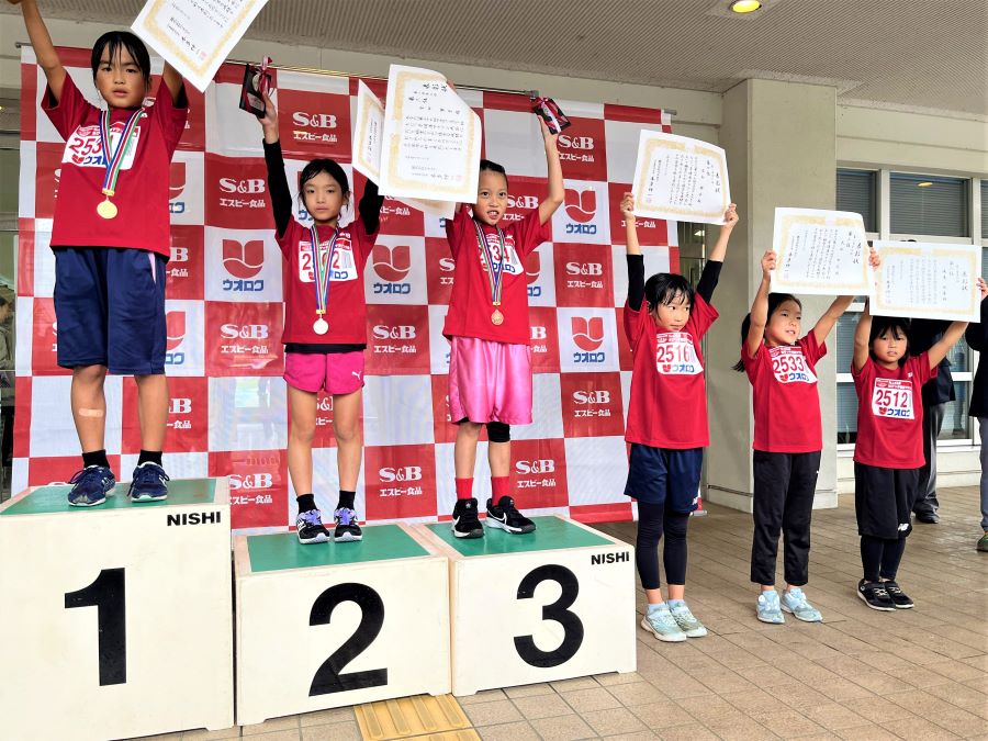 2年女子の入賞者6名。1位から順に、渡辺さん、竹内さん、吉田さん、若杉さん、武田さん、渡邉さん。