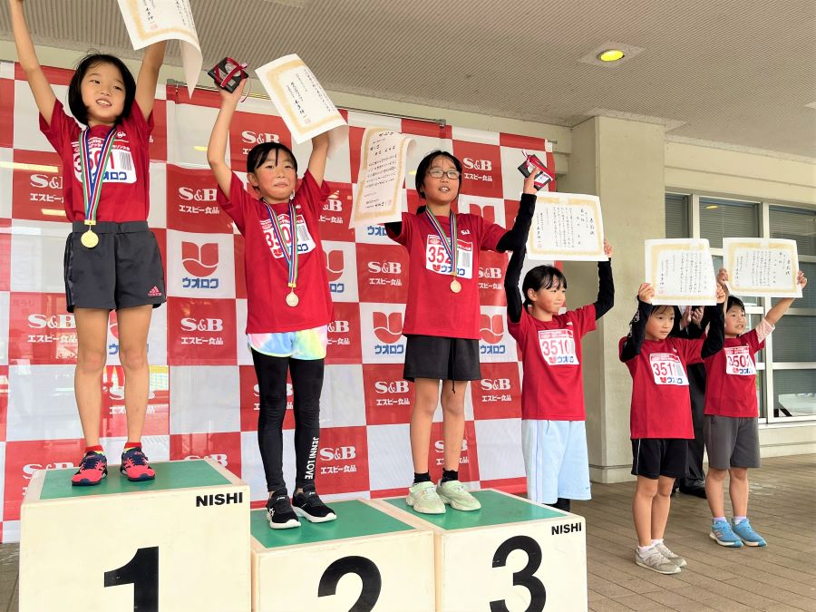 3年女子の入賞者6名。1位から順に、真島さん、中川さん、菊地さん、塚田さん、丸山さん、山田さん。
