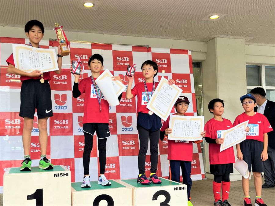 4年男子の入賞者6名。1位から順に、本間くん、井上くん、大嶋くん、佐々木くん、大脇くん、瀧澤くん。