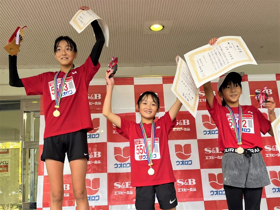 5年女子優勝は丸山さん。2位は小林さん、3位は阿部さん。