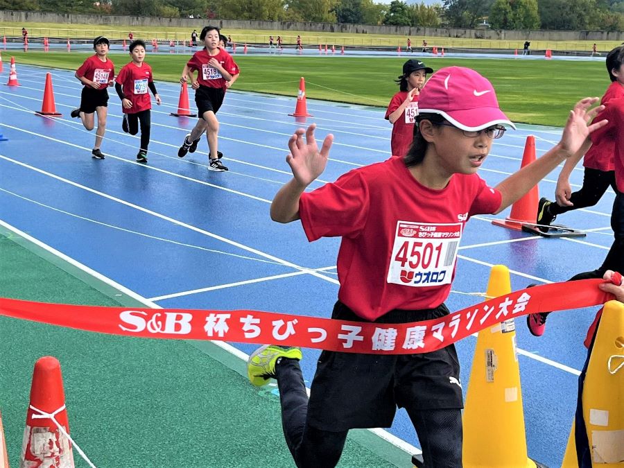 4年女子優勝の中村さん！