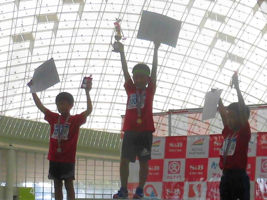 2年男子の入賞者3名。1位から順に、平岡くん、耕野くん、中野くん。