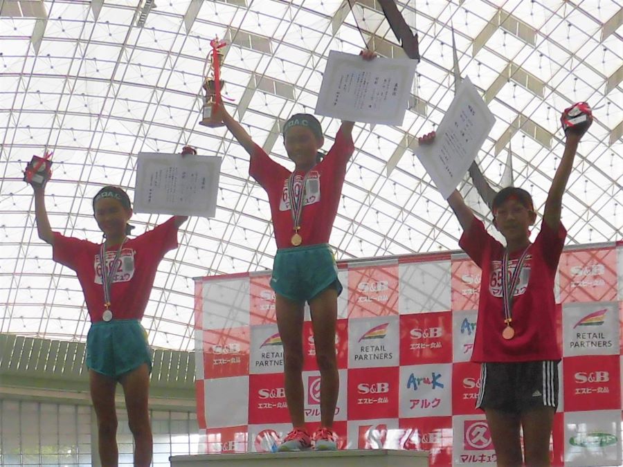 6年女子の入賞者3名。1位から順に、田村ここなさん、田村にこなさん、波戸さん。