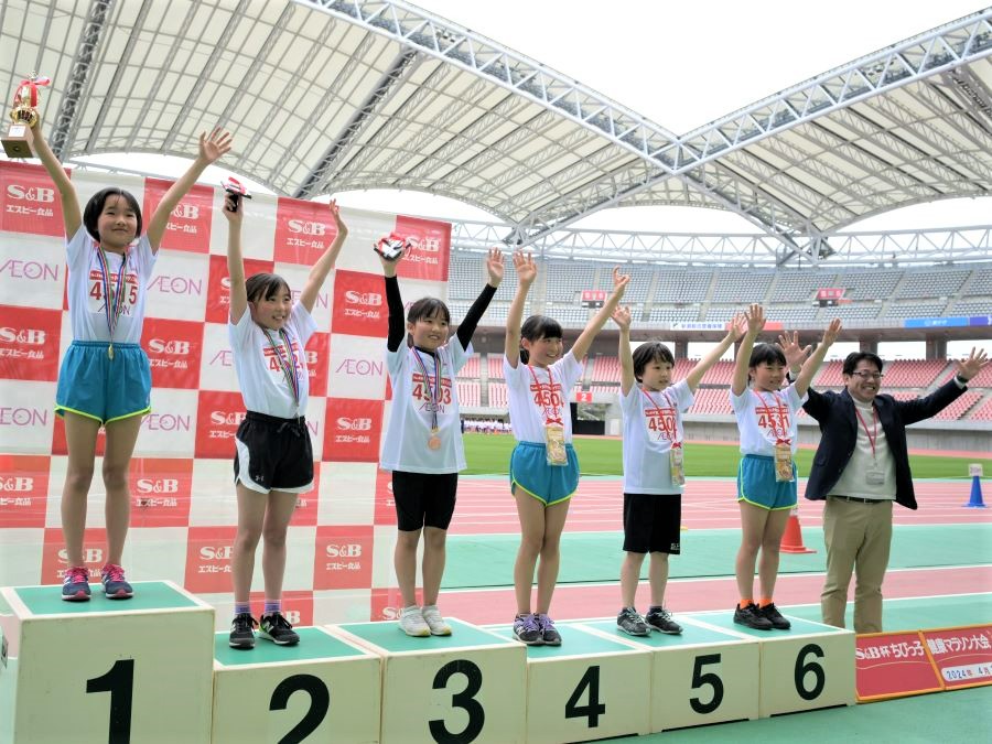 4年生女子入賞の6名！1位から順に、佐藤さん、中川さん、井沢さん、伊丹さん、朝妻さん、堀内さん