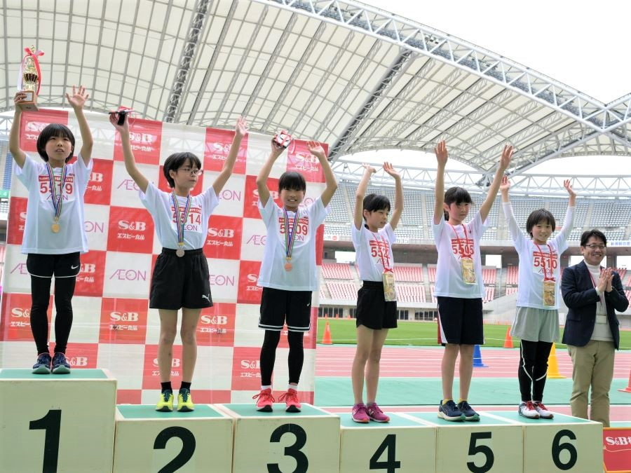 5年生女子入賞の6名！1位から順に、渡邉さん、中村さん、小坂さん、高橋さん、川崎さん、後藤さん