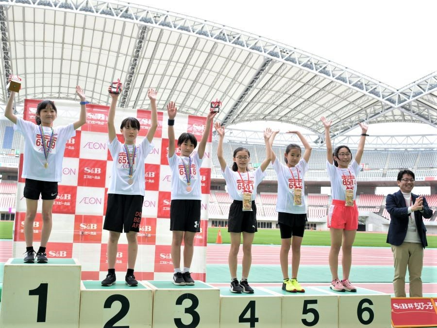 6年生女子入賞の6名！1位から順に、小林さん、山田さん、永田さん、朝日さん、柴澤さん、清野さん