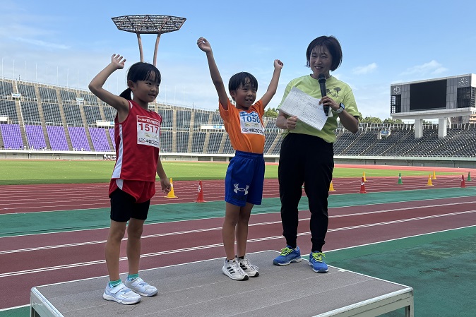 1年男子は谷津くん、女子は小浦さん優勝のバンザイ。