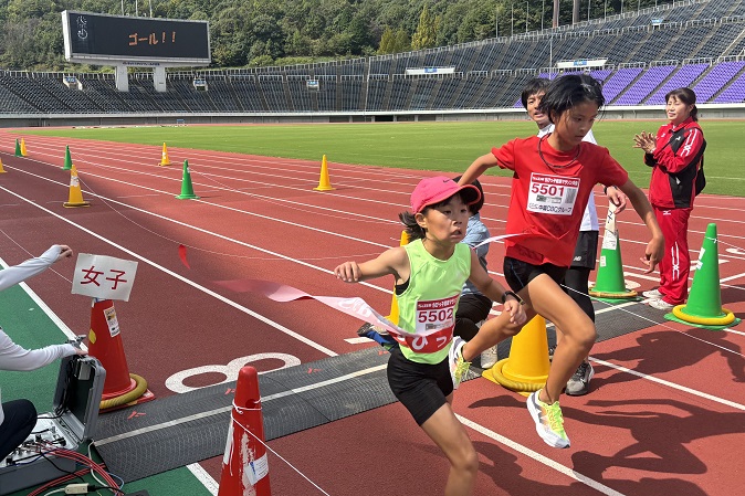5年女子は平本さん（左）が優勝、2位は昨年優勝の岡本さんでした。