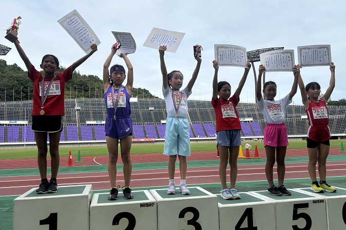 ３年女子は坂田さんが連覇、筑後さん、田中さん、平木さん、長安さん、部村さん。