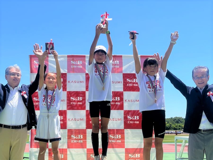 4年女子入賞の3名！左から、2位 鈴木さん、1位 時田さん、3位 村越さん