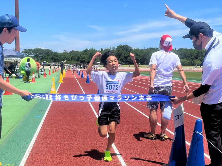 5年男子優勝の片山くん、ガッツポーズでフィニッシュ！