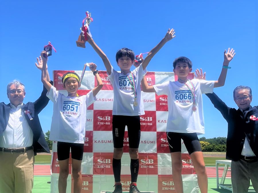 6年男子入賞の3名！左から、2位 東條くん、1位 山上くん、3位 藤田くん