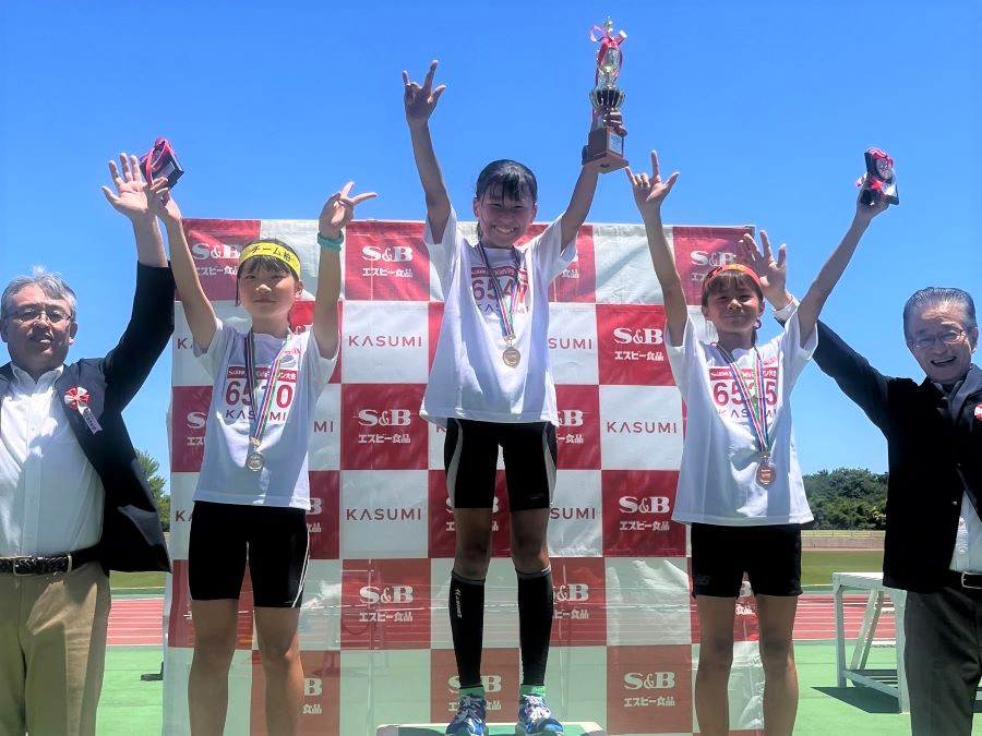 6年女子入賞の3名！左から、2位 小澤さん、1位 森田さん、3位 小林さん