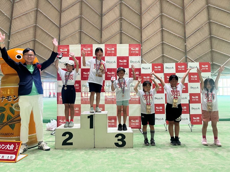3年女子入賞の6名！1位から順に、岩本さん、金井さん、角さん、酒井さん、立木さん、佐々木さん