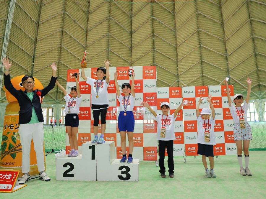 4年女子入賞の6名！1位から順に、太田望結さん、大塚さん、太田美緒さん、林原さん、笹川さん、原さん
