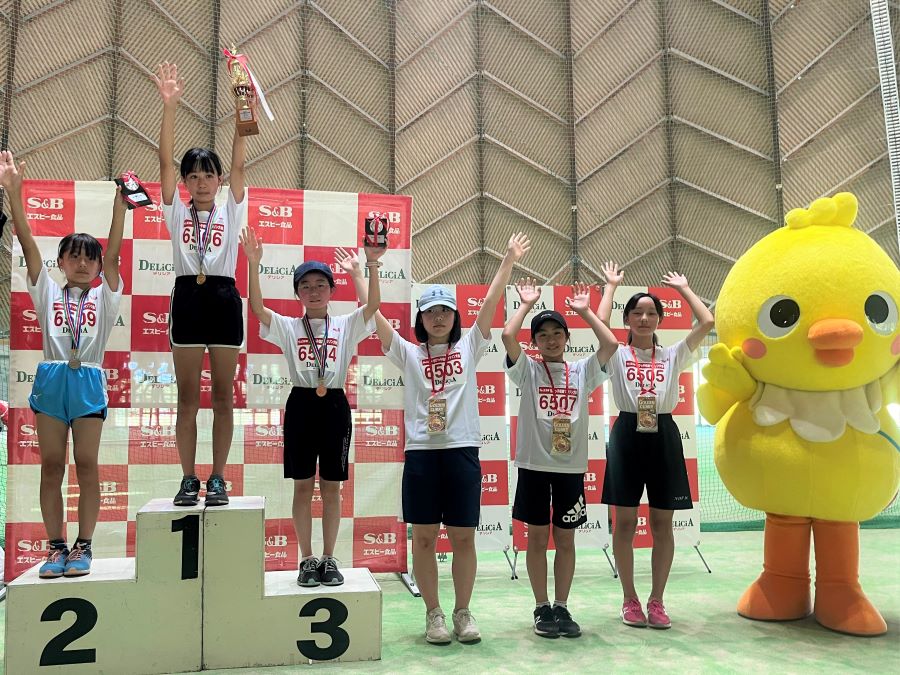 6年女子入賞の6名！1位から順に、河野さん、塩川さん、小谷さん、小澤さん、笹川さん、角田さん