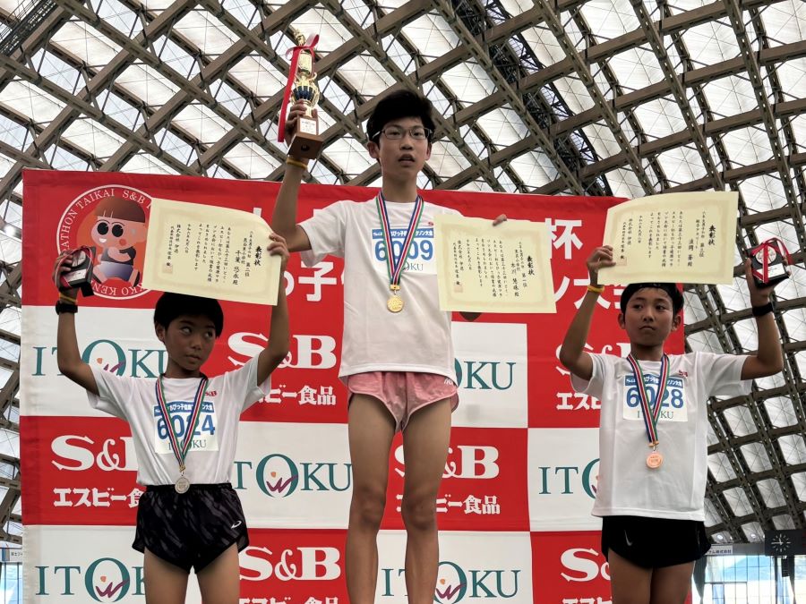 6年男子は木川くんが大会歴代2位の記録で優勝、2位は千葉くん、3位は浪岡くんでした。