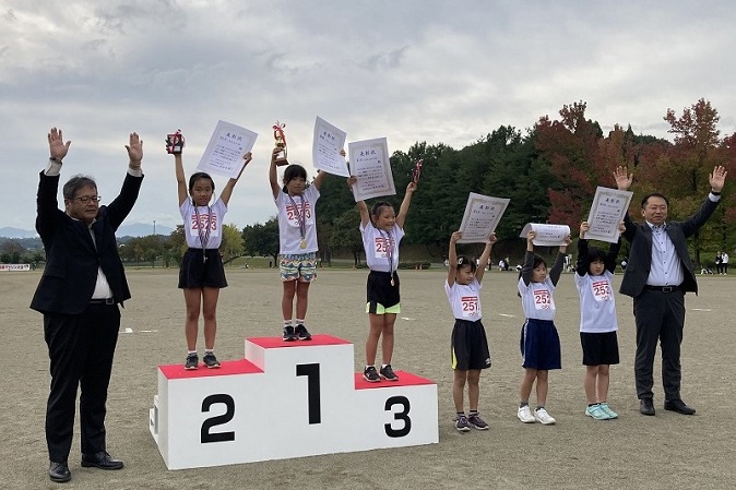 2年女子優勝は西野さん、2位は廣瀬さん、3位は加藤さん、佐藤さん、松田さん、野村さん。