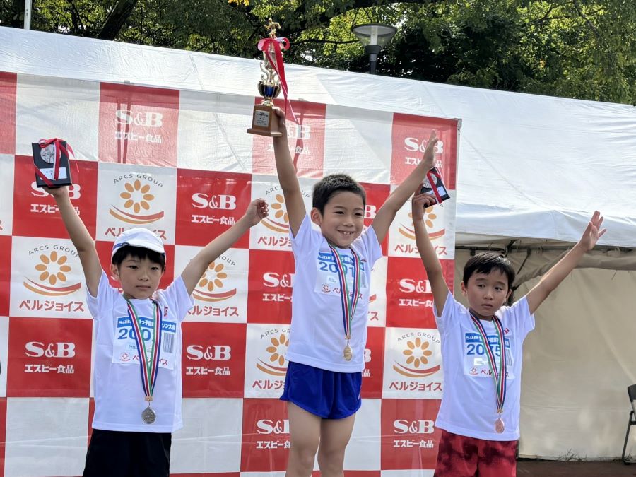 2年男子は向屋敷くん好記録で優勝。2位は熊谷くん、3位は峠くんと続いた。