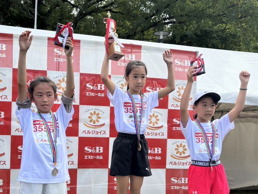3年生女子は縄さんが2連覇、2位は内藤さん、3位は三上さんと続いた。