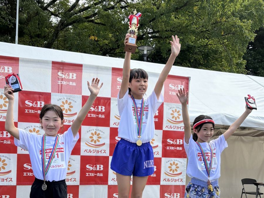 4年生女子は高橋ひなたさんが優勝、2位は藤井さん、3位は髙橋佳笑さんと続いた。