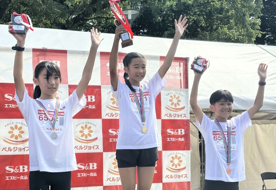 6年生女子は関根さんが2連覇、2位は菊池さん、3位は松本さんと続いた。