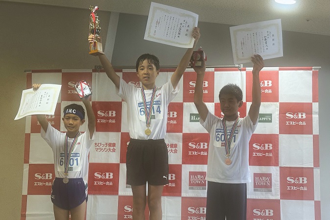 6年男子優勝は井上 洵太朗くん、2位は豊福くん、3位は加藤くん。