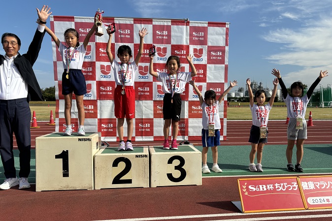 1年生女子優勝は佐藤さん、加藤さん、山田さん、伊藤さん、長谷川さん、鈴木さん。