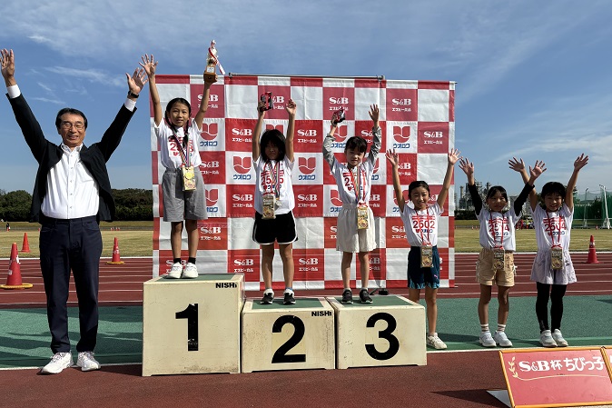2年女子優勝は太田さん、2位小林さんとの接戦に勝利、関本さん、荒井さん、菊地さん、新納さん。