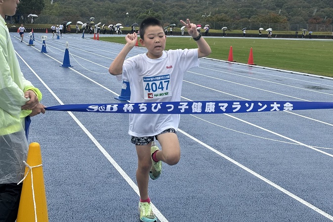4年男子は鈴木くんが大会記録まで2秒と迫った。