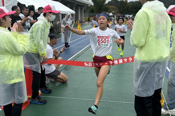 6年女子優勝は畠山さん、2位は堤田さんが大会記録更新。
