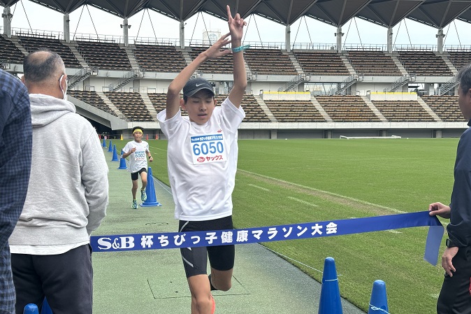 6年男子優勝は藤田くん、2位は東條くん、共に大会記録更新でした。